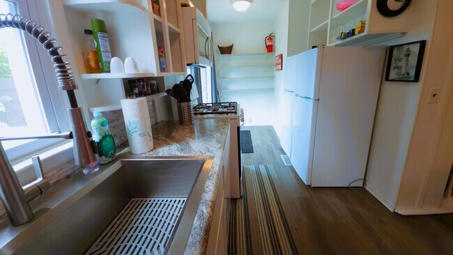 Kitchen with two refrigerators/freezers - 556 Lagrange St