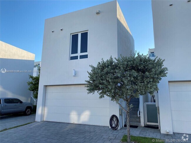 Building Photo - 10458 NW 67th St Unit 0 Rental