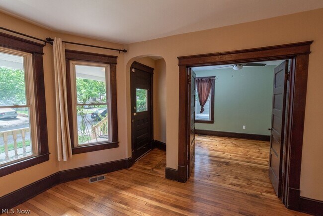 Photo - 1362 W 59th St