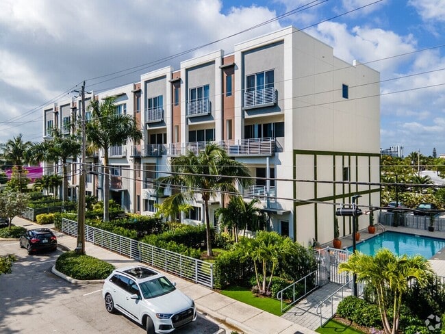 Building Photo - 1045 NE 18th Ave Unit 307