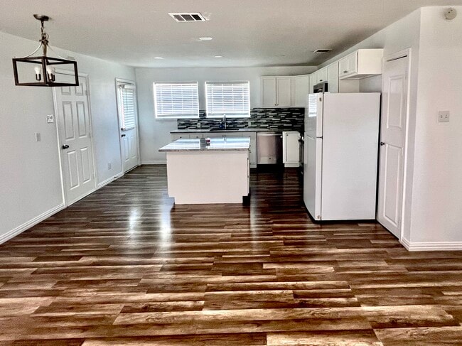 Photo - 421 W Grubb Dr