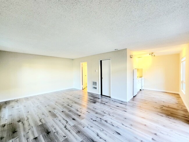 Building Photo - Large studio with private deck Unit 102