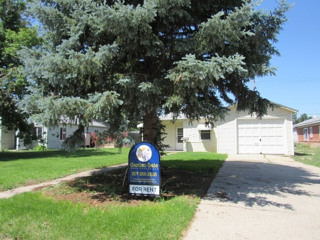 Building Photo - Cozy & Convenient 2+ Bedroom W/Garage