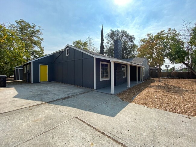 Building Photo - Beauitfully upgrade 3 Bedroom on large lot!