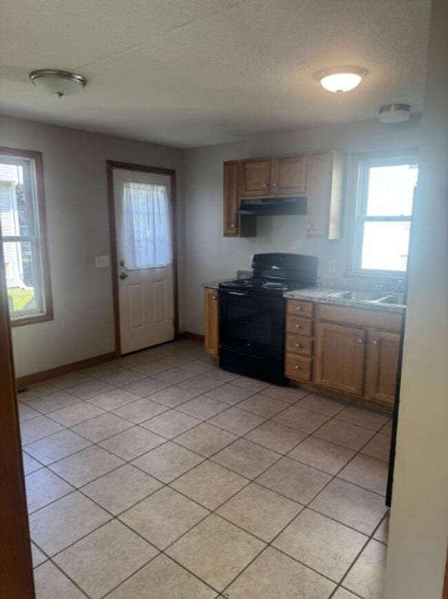 Building Photo - 41-43-43 Lawe St Unit 43 Rental