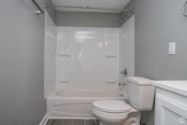 1BR, 1BA - 625SF - Primary Bathroom
