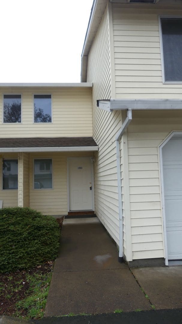 Photo - 3 Bed 2.5 Bath Townhome Near Fairview Village Unit 103