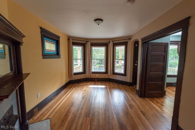 Photo - 1362 W 59th St