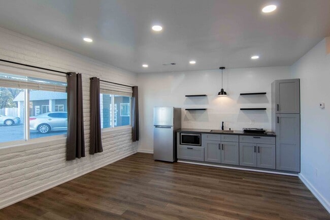 Photo - BeverlyDrive2494 (McGee) - RC Unit #2 (RM)