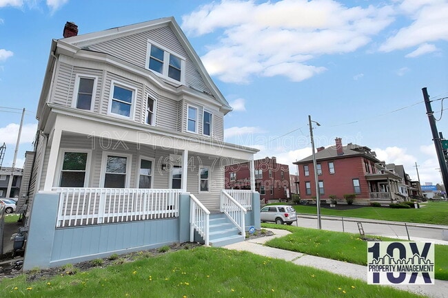 Building Photo - 1652 Summit St