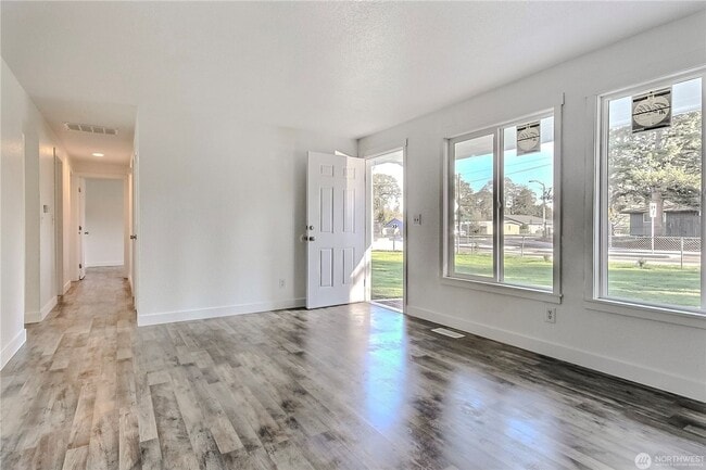 Photo - Huge fenced yard 3 Bedroom Fresh remodel