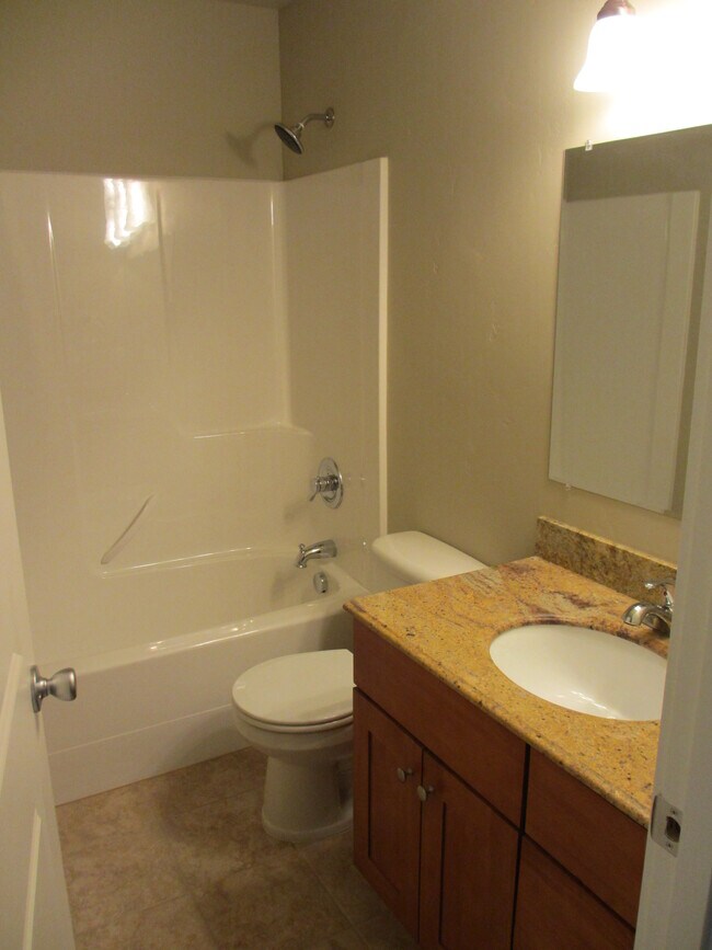 Photo - 472 SE Oak St