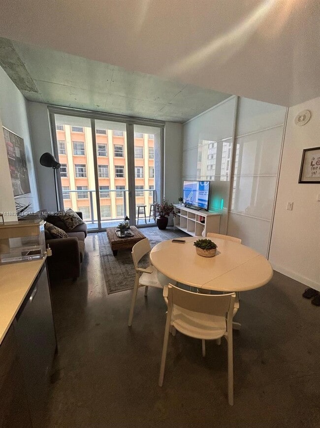 Photo - 151 SE 1st St Unidad 703