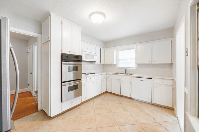 Photo - 1002 Waltway Dr