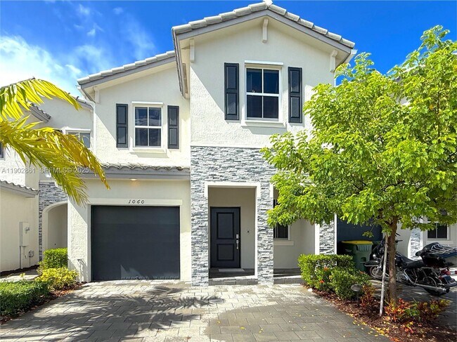 Building Photo - 1060 SE 26th Ter