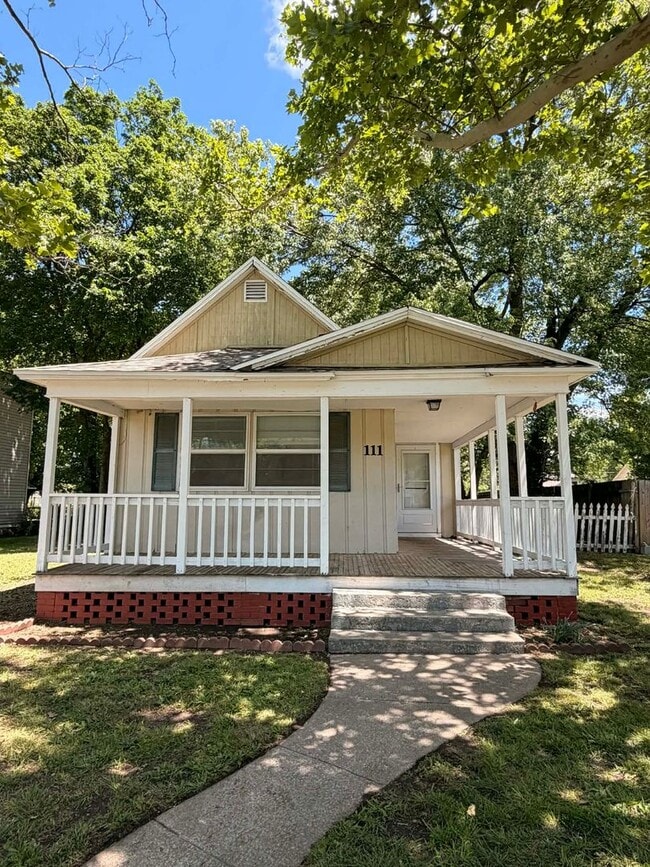 Building Photo - CUTE 2 BEDROOM / 1 BATHROOM HOUSE LOCATED RIGHT ACROSS FROM NORTH MIDDLE SCHOOL IN JOPLIN MO, OFF...