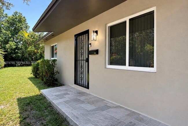 Building Photo - 336 NW 53rd St Unit 1