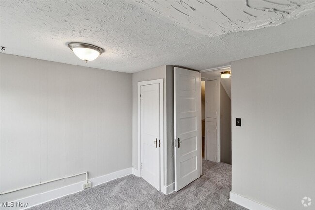 Building Photo - 286 E 238th St Rental
