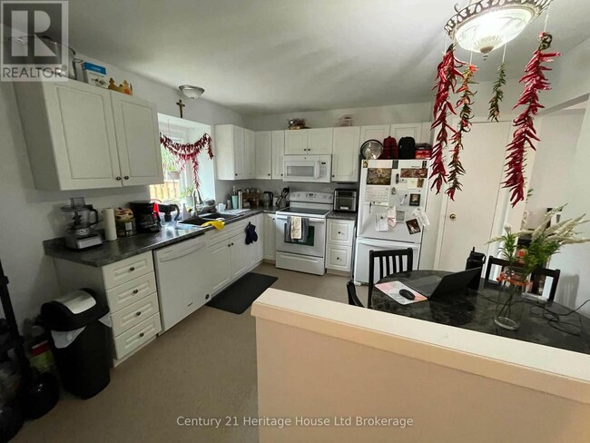 Photo - 255 Lansdowne Ave