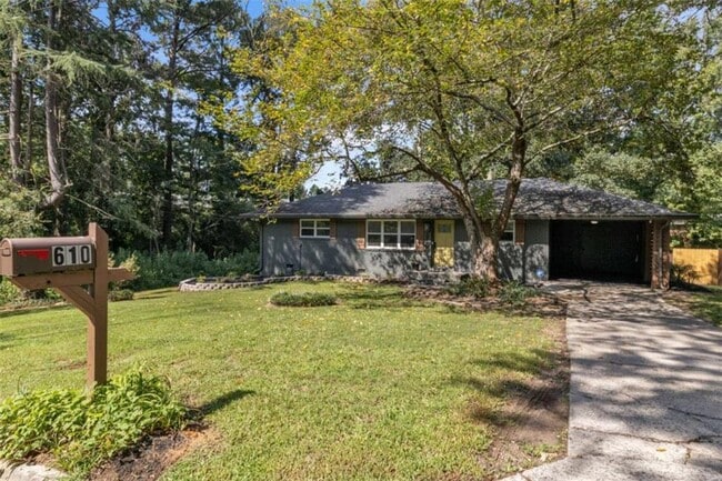 610 Oriole Dr SE