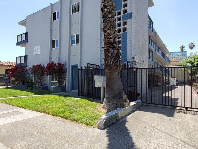 Building Photo - 357 S 4th St