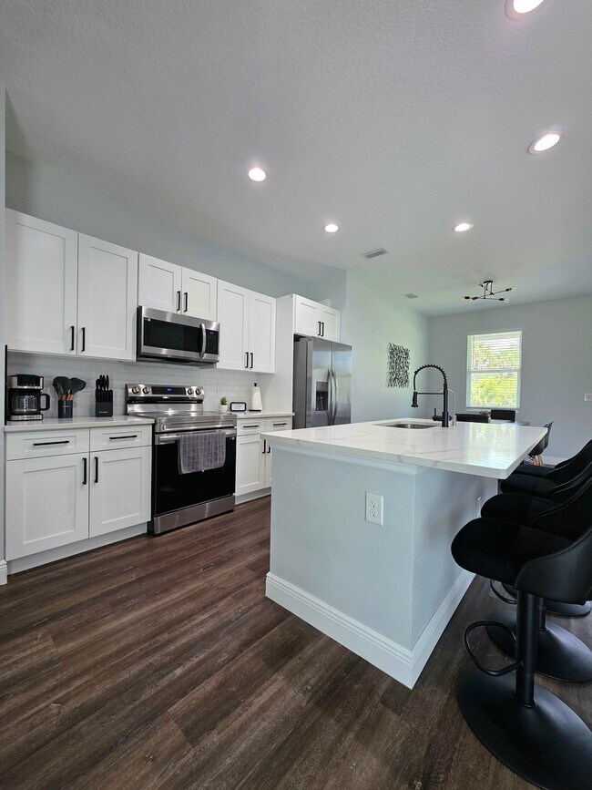 Photo - 7105 Happiness St