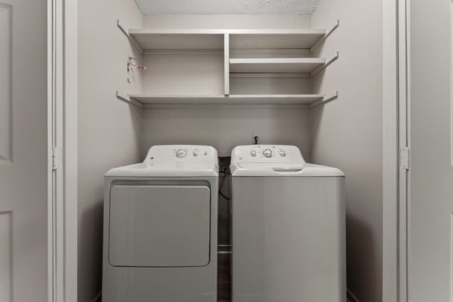 Linden (Renovated) - 2 Bed / 2 Bath - 1,100 Sq.Ft. - The DeSoto