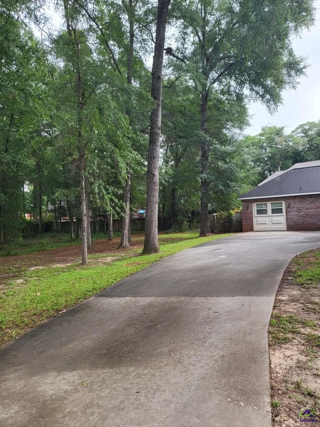 Photo - 406 Royal Crest Cir
