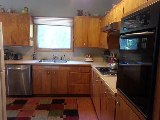 Photo - 3 Bd/2 Ba Spacious home on Sunnyside Hill!