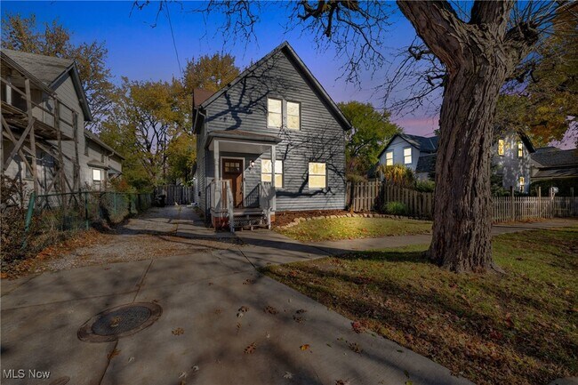 Photo - 2002 Valentine Ave