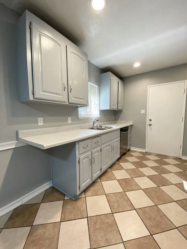 Photo - 2037 Lime Ave
