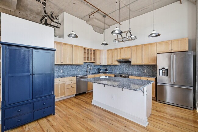 Building Photo - $3,644.95, 2 Beds - 1 Bath, Condo in Denver with Washer and Dryer! Unit #2B