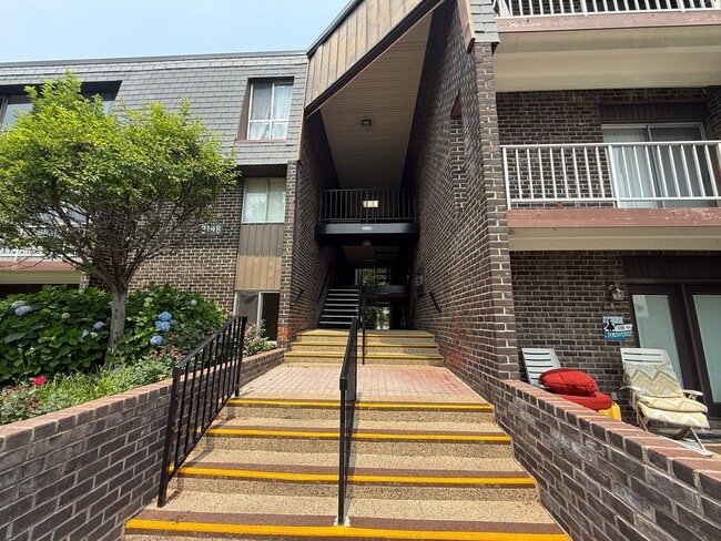 Chic & Comfortable 2BR/2BA Ground-Level Co... - Chic & Comfortable 2BR/2BA Ground-Level Co... Condo