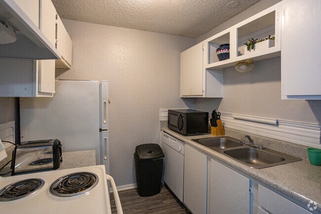 1BR, 1BA - 674SF