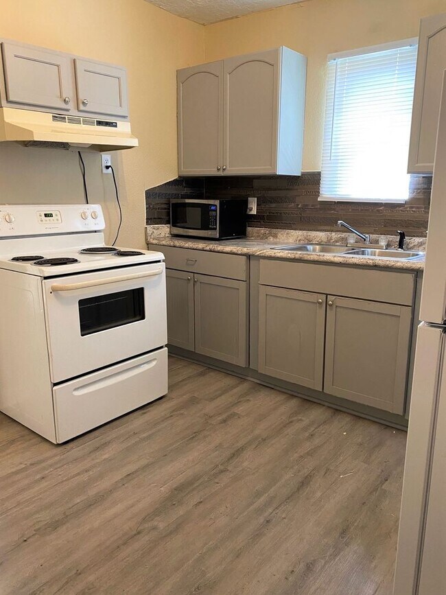 Photo - 2350 Hegele St