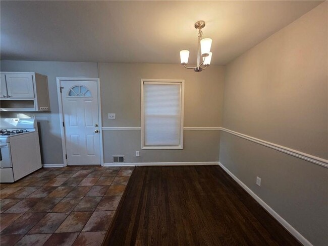 Photo - 652 Forest Ridge Dr SE