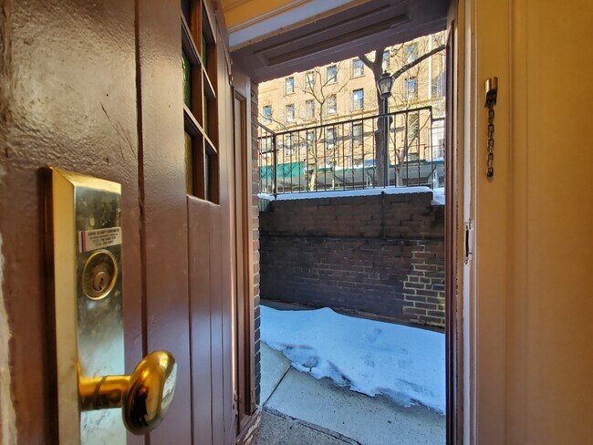 Building Photo - 150 Remsen St Unit B