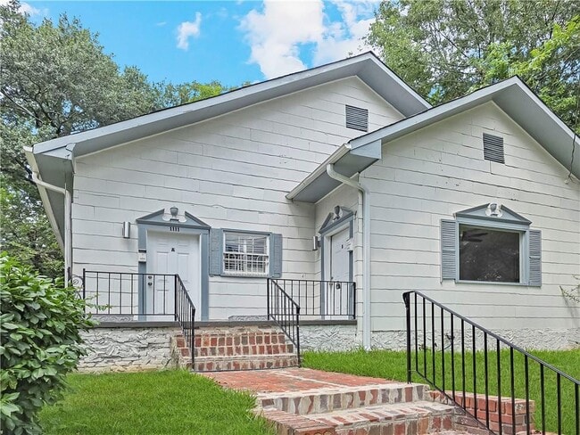 Photo - 1111 Lawton Pl SW