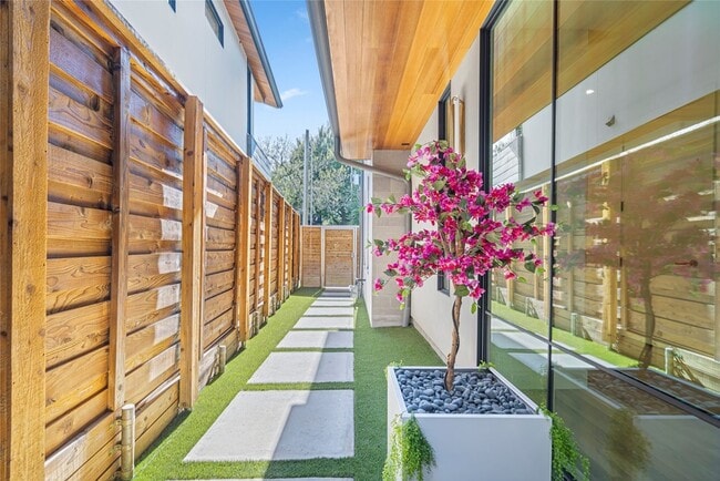 Photo - 3619 Springbrook St