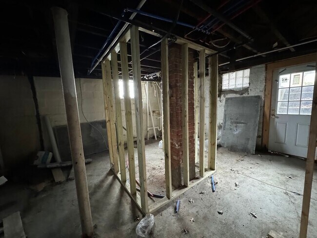 Photo - 1646 Potomac Ave Unidad Storefront