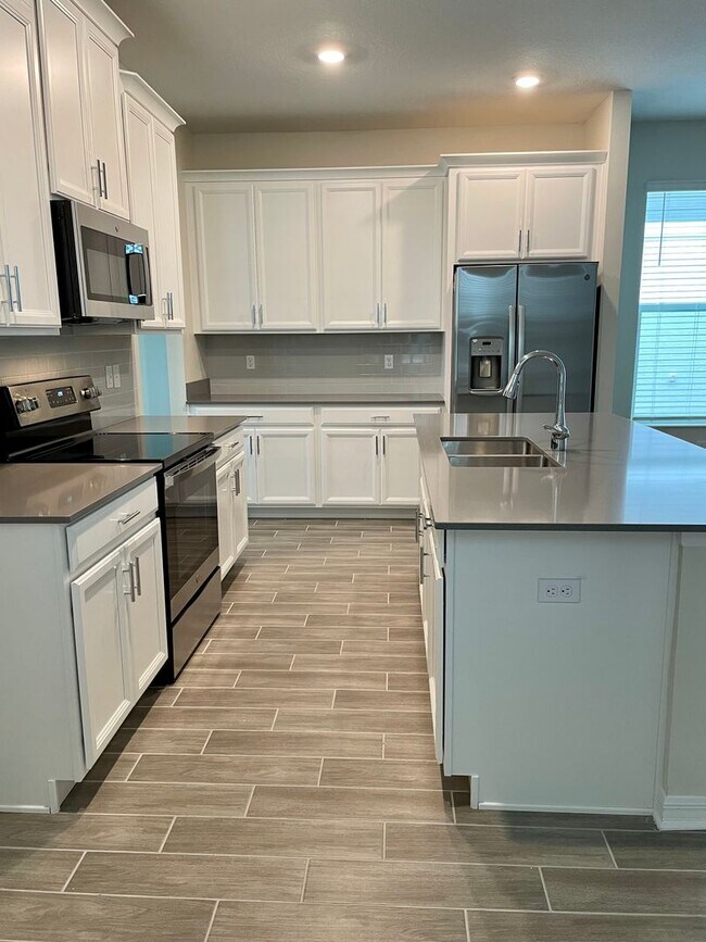 Photo - 4 bedroom 3.5 bath Solar Panels, The Cove at Waterside, LIKE NEW!
