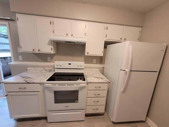 Photo - 3 Bedroom with Fenced Yard!