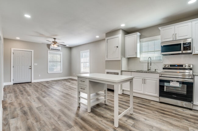 Building Photo - 313 N Llewellyn Ave