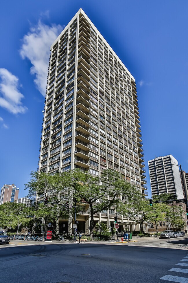 Photo - 88 W Schiller St Unidad 907L Rental