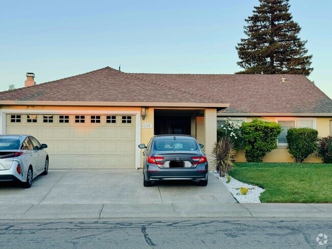 Building Photo - 1530 Burgundy Dr Rental