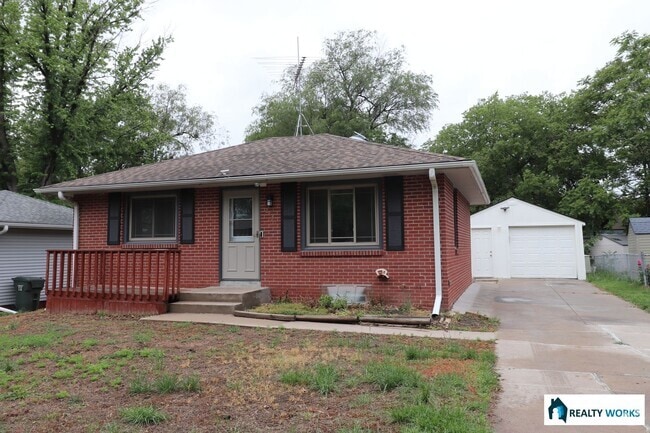 Building Photo - Won't last long, 3 bedroom, 2 bath house f...