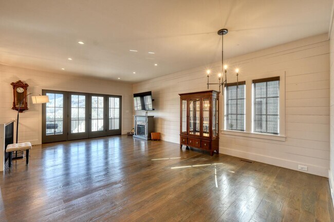 Photo - 56 Oak Crescent Cir