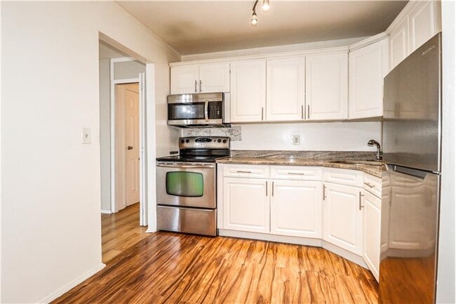 Photo - 18 College Dr