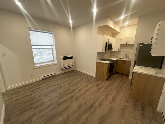 Building Photo - 110 Gloucester St Unit 4