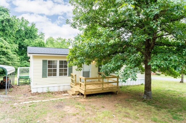 Building Photo - Well Maintained Three Bedroom Home!